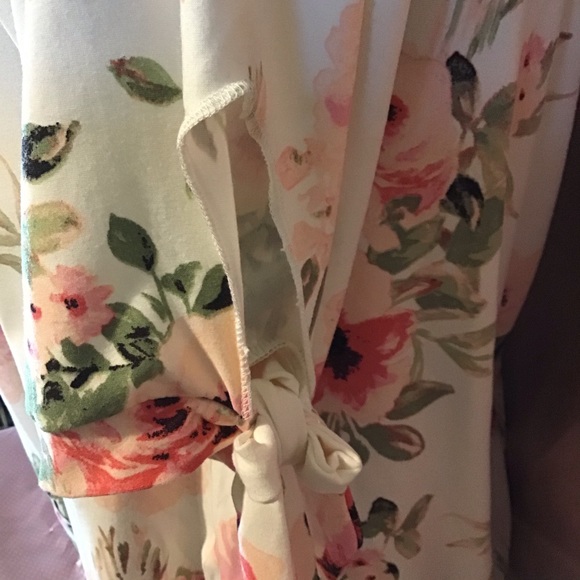💕🔥👚2 for $40 Gorgeous Floral Blouse 👚🔥💕 - Picture 3 of 6